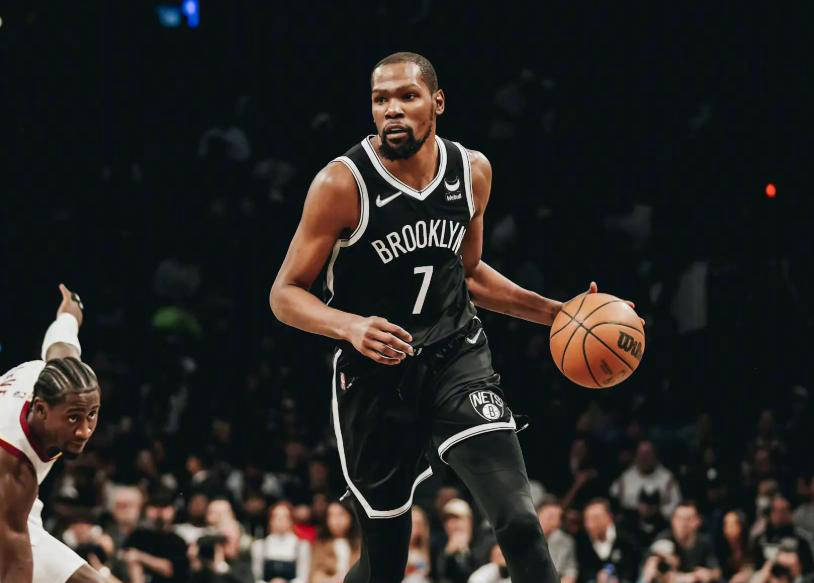 九游体育-雄鹿带队取胜！，杜兰特重要时刻战术调整引发球迷热议的简单介绍-九游体育