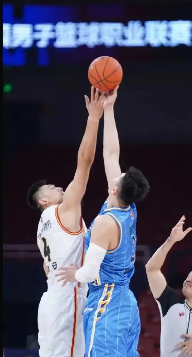 九游体育-赛后CBA常规赛焦点战，里尔单刀错失，话题不断，阵容厚度经受考验-九游体育